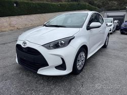 Bianco Nuova 2025 Toyota Yaris Hybrid Active Tre volumi | 19.990 € (Ottimo prezzo)