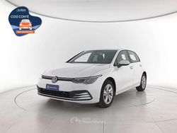 Pure white Usata 2022 VW Golf VIII Life Tre volumi | 18.900 € (Buon prezzo)