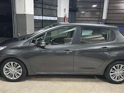 Grigio Usata 2017 Peugeot 208 Active Due volumi | 7800 € (Buon prezzo)