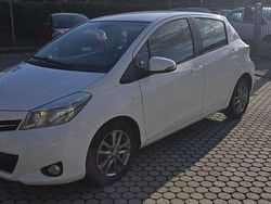 Bianco Usata 2014 Toyota Yaris Lounge Tre volumi | 7900 € (Buon prezzo)