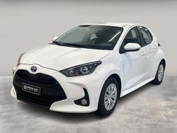 Bianco Usata 2023 Toyota Yaris Hybrid Business Edition Tre volumi | 17.800 € (Buon prezzo)