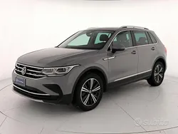 Monstone grey met. Usata 2021 VW Tiguan Elegance SUV | 29.900 € (Buon prezzo)