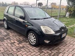 Usata 2004 Ford Fiesta Zetec Tre volumi | 1500 € (Buon prezzo)