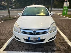 Bianco Usata 2009 Opel Astra Edition Tre volumi | 3590 € (Buon prezzo)