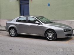 Grigio Usata 2009 Alfa Romeo 159 Tre volumi | 3200 € (Buon prezzo)