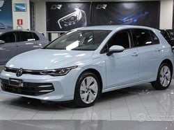 Crystal ice blue met. Nuova 2025 VW Golf VIII Edition Tre volumi | 33.500 € (Ottimo prezzo)