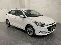 Bianco Usata 2015 Hyundai i20 Comfort Tre volumi | 7450 € (Buon prezzo)