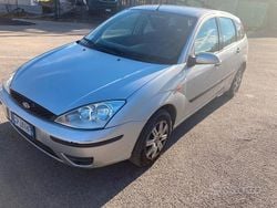 Grigio Usata 2004 Ford Focus Tre volumi | 1300 € (Buon prezzo)