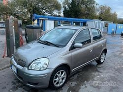 Grigio Usata 2005 Toyota Yaris Tre volumi | 4000 € (Molto cara)
