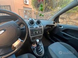 Nero Usata 2007 Ford Fiesta Ghia Due volumi | 2300 € (Buon prezzo)