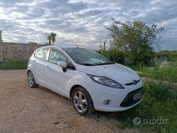 Bianco Usata 2012 Ford Fiesta Due volumi | 5200 € (Cara)