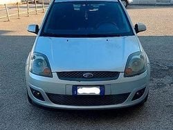 Grigio Usata 2006 Ford Fiesta Due volumi | 3500 € (Molto cara)