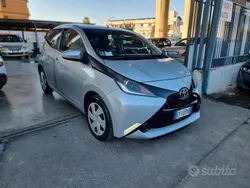 Usata 2015 Toyota Aygo X-wave Due volumi | 5490 € (Ottimo prezzo)