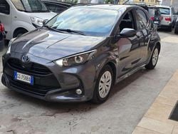Grigio Usata 2021 Toyota Yaris Hybrid Business Edition Tre volumi | 13.500 € (Ottimo prezzo)