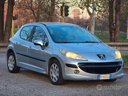 Grigio Usata 2008 Peugeot 207 Tre volumi | 2400 € (Buon prezzo)
