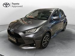 Grigio Usata 2023 Toyota Yaris Hybrid Trend Tre volumi | 20.900 € (Buon prezzo)