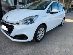 Bianco Usata 2015 Peugeot 208 Active Due volumi | 8000 € (Buon prezzo)