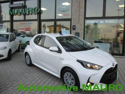 Bianco Nuova 2025 Toyota Yaris Hybrid Active Tre volumi | 19.690 € (Buon prezzo)