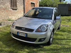 Usata 2008 Ford Fiesta Ghia Tre volumi | 4500 € (Cara)