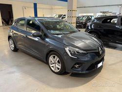 Grigio scuro Usata 2022 Renault Clio V Business Tre volumi | 9900 € (Ottimo prezzo)