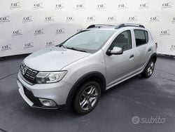 Grigio Usata 2017 Dacia Sandero Lauréate Tre volumi | 8500 € (Buon prezzo)