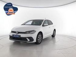 Pure white Usata 2023 VW Polo Life Tre volumi | 17.300 € (Buon prezzo)