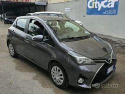 Grigio scuro metallizzato Usata 2015 Toyota Yaris Cool Tre volumi | 5800 € (Ottimo prezzo)