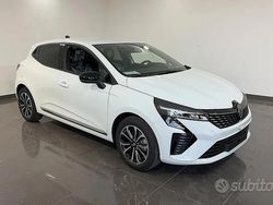 Bianco Nuova 2025 Renault Clio V Tre volumi | 17.500 € (Buon prezzo)