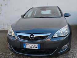 Grigio Usata 2010 Opel Astra Tre volumi | 4950 € (Buon prezzo)