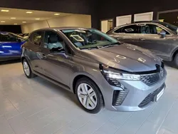 Grigio scuro Nuova 2025 Renault Clio V Evolution Tre volumi | 16.500 € (Ottimo prezzo)