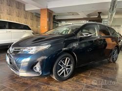 Nero Usata 2015 Toyota Auris Hybrid Active Tre volumi | 7900 € (Buon prezzo)