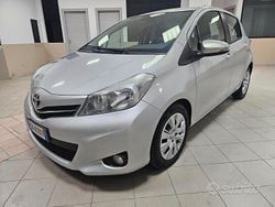 Grigio Usata 2013 Toyota Yaris Lounge Tre volumi | 7649 € (Buon prezzo)