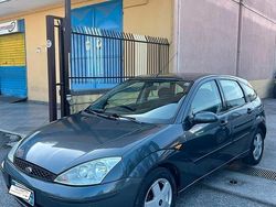 Grigio Usata 2004 Ford Focus Zetec Tre volumi | 999 € (Buon prezzo)