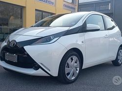 Bianco Usata 2015 Toyota Aygo X-play Due volumi | 9990 € (Molto cara)