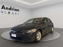 Grigio Usata 2022 VW Golf VIII Life Tre volumi | 18.900 € (Buon prezzo)