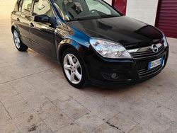 Nero Usata 2009 Opel Astra Cosmo Tre volumi | 2190 € (Buon prezzo)