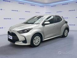 Grigio Usata 2025 Toyota Yaris Hybrid Active Tre volumi | 20.890 € (Buon prezzo)