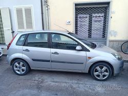 Usata 2006 Ford Fiesta Due volumi | 1600 € (Buon prezzo)
