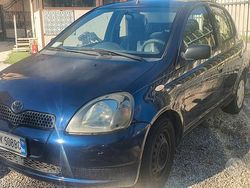 Blu Usata 2000 Toyota Yaris Tre volumi | 1400 € (Buon prezzo)
