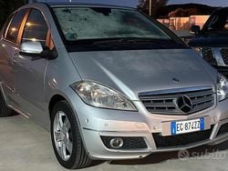 Grigio Usata 2011 Mercedes A180 Due volumi | 5000 € (Molto cara)