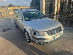 Grigio Usata 2002 VW Passat Tre volumi | 500 €