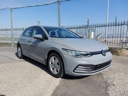 Grigio Usata 2020 VW Golf VIII Life Tre volumi | 18.400 € (Buon prezzo)