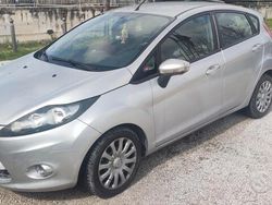 Grigio Usata 2012 Ford Fiesta Due volumi | 4500 € (Buon prezzo)