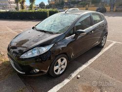Usata 2009 Ford Fiesta Tre volumi | 1400 € (Buon prezzo)