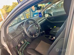 Grigio Usata 2005 Mercedes 180 Tre volumi | 2500 €