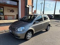 Grigio Usata 2004 Toyota Yaris Sol Tre volumi | 2899 € (Buon prezzo)