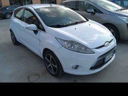 Bianco Usata 2010 Ford Fiesta Due volumi | 2000 €