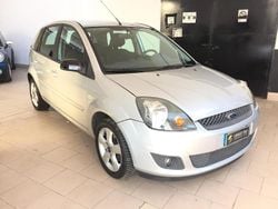 Argento Usata 2007 Ford Fiesta Titanium Tre volumi | 2490 € (Buon prezzo)