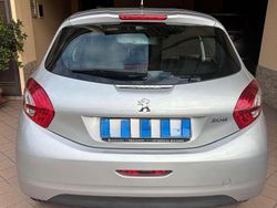 Argento Usata 2015 Peugeot 208 Due volumi | 7200 € (Buon prezzo)