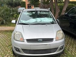 Grigio Usata 2008 Ford Fiesta Tre volumi | 1500 € (Ottimo prezzo)